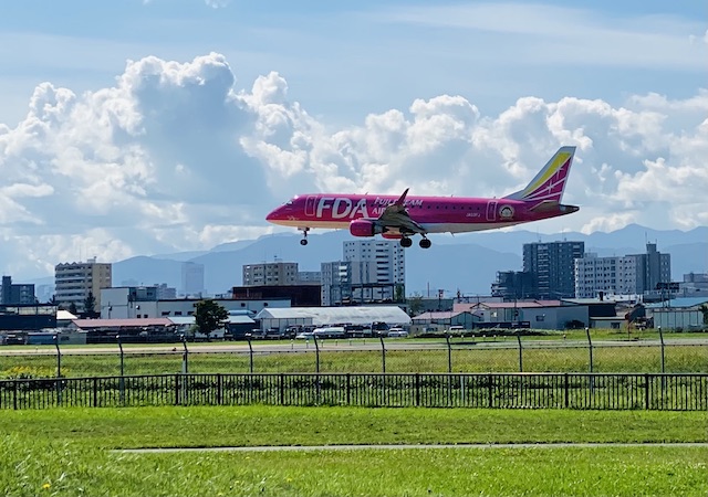 丘珠空港を離陸する富士ドリームエアライン