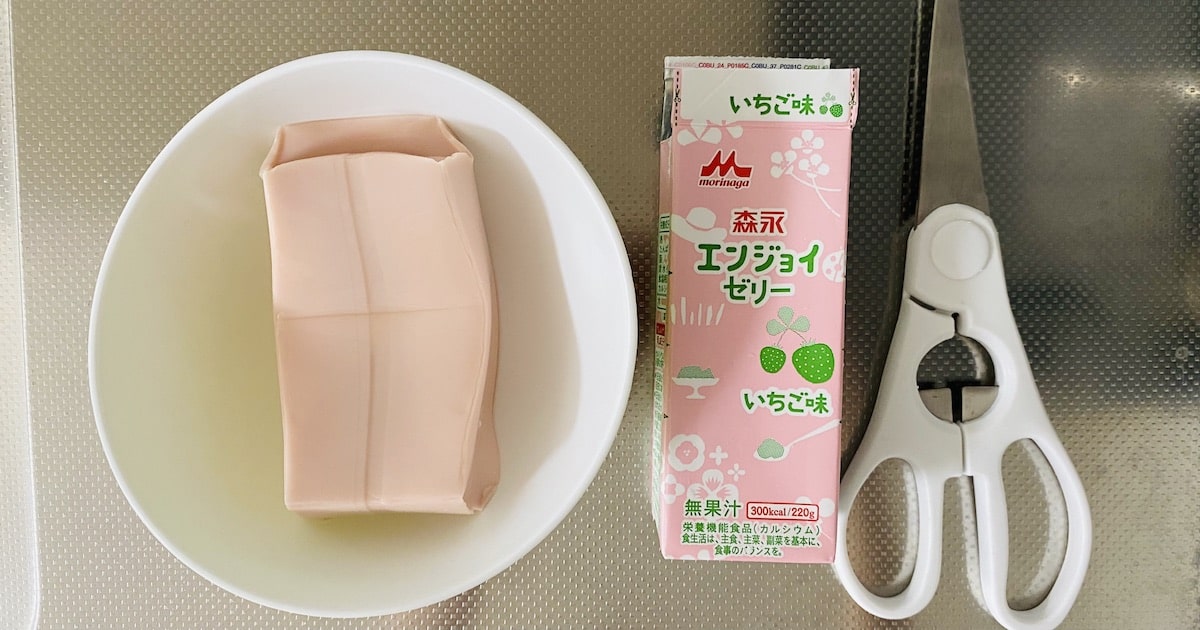 エンジョイゼリーいちご味をはさみで開封